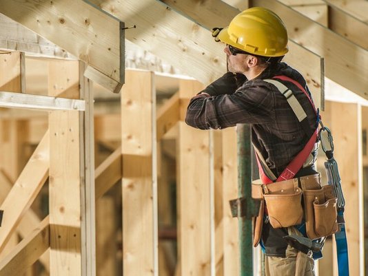 Zimmermann baut einen Dachstuhl