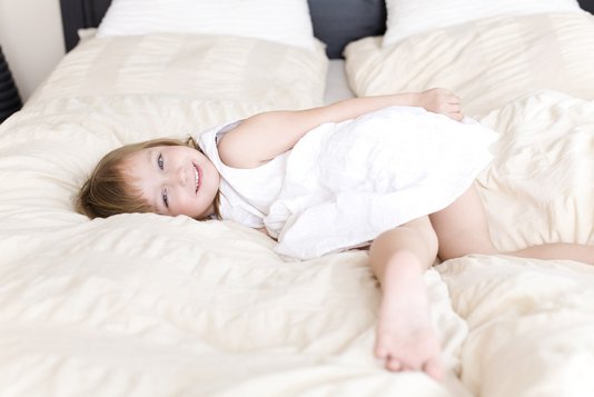 Fotolia_12918394_Subscription_XL Kind auf Bett